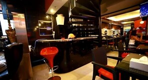 Petit déjeuner, déjeuner et dîner servis sur place