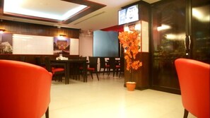 Breakfast, lunch and dinner served - Rayaan Oriental Guest House & Restaurant (Patong)