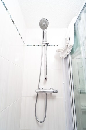 Free toiletries, hair dryer, towels - Brit Hotel Rouen Sud / Val De Reuil (Val-de-Reuil)
