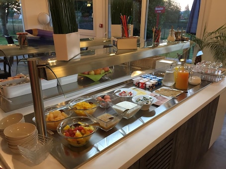 Dinner served. Brit Hotel Rouen Sud / Val De Reuil