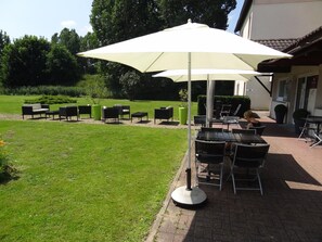 Property grounds - Brit Hotel Rouen Sud / Val De Reuil (Val-de-Reuil)