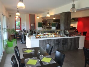 Se sirven cenas y cocina francesa