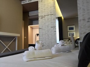 A hotel room with two beds, each with a rolled white towel. - 29 Venti Luxury (Palermo)