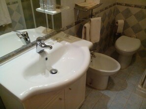 Regadera, amenidades de baño gratuitas, secadora de cabello, bidet