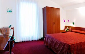 Habitación con 1 cama matrimonial o 2 individuales | Escritorio, insonorización, cunas y wifi gratis