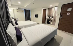 Habitación familiar | Caja de seguridad en la habitación, escritorio y camas extra