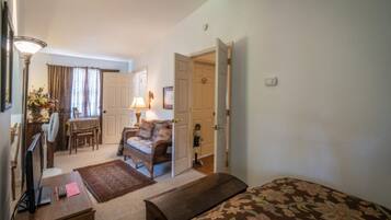 Een gezellige woonkamer met een bank, een salontafel en een eethoek met een tafel en stoelen.