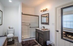 Standard Double Room, Ensuite (Leaf Room) | Bathroom - Stone Haus Bed & Breakfast (Hermann)
