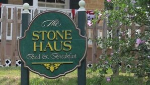 A sign for The Stone Haus Bed & Breakfast. - Stone Haus Bed & Breakfast (Hermann)