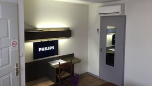 Bureau, fer et planche à repasser, lits bébé (gratuits)
