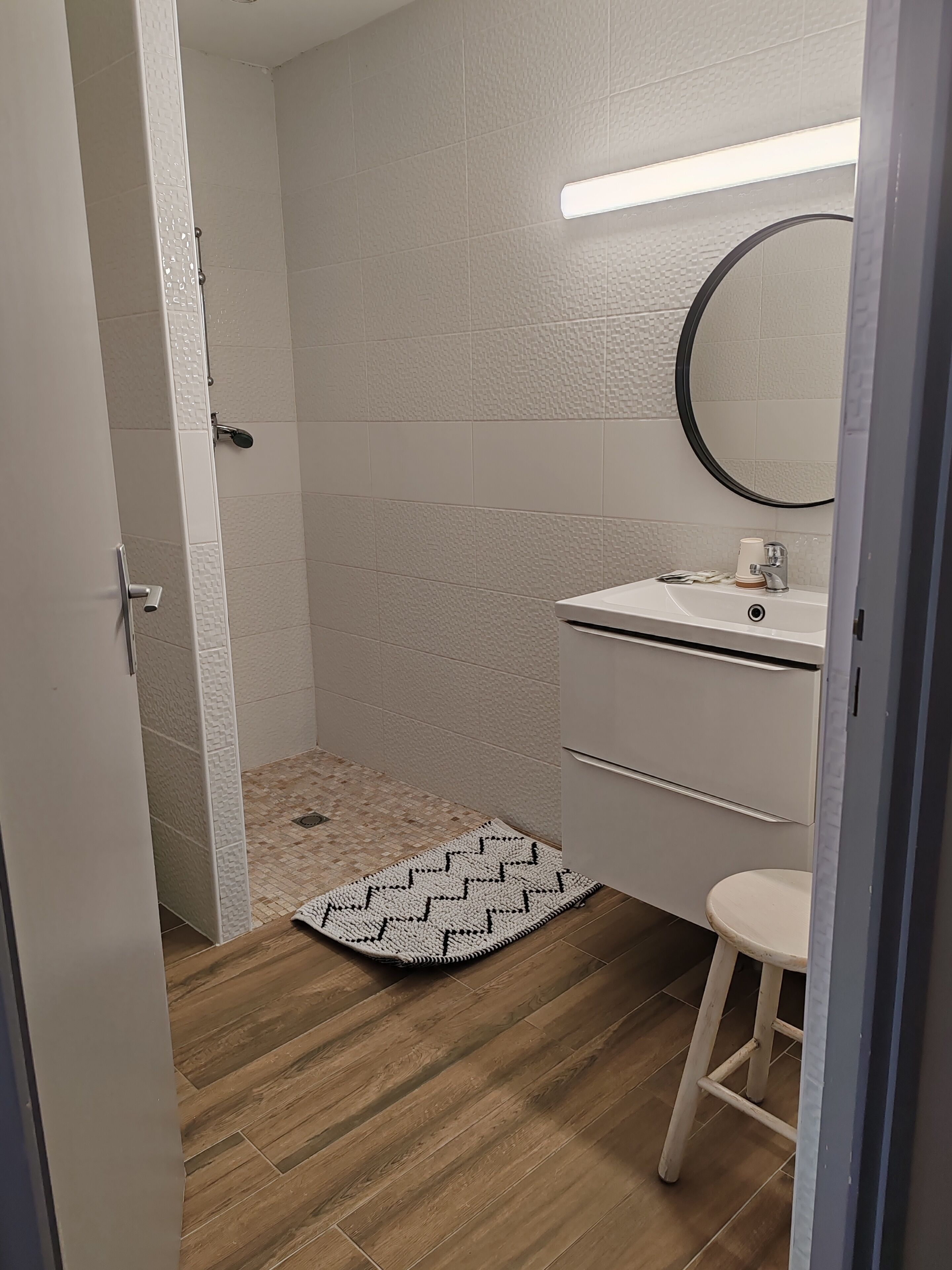 quadruple room | bathroom | free toiletries, towels