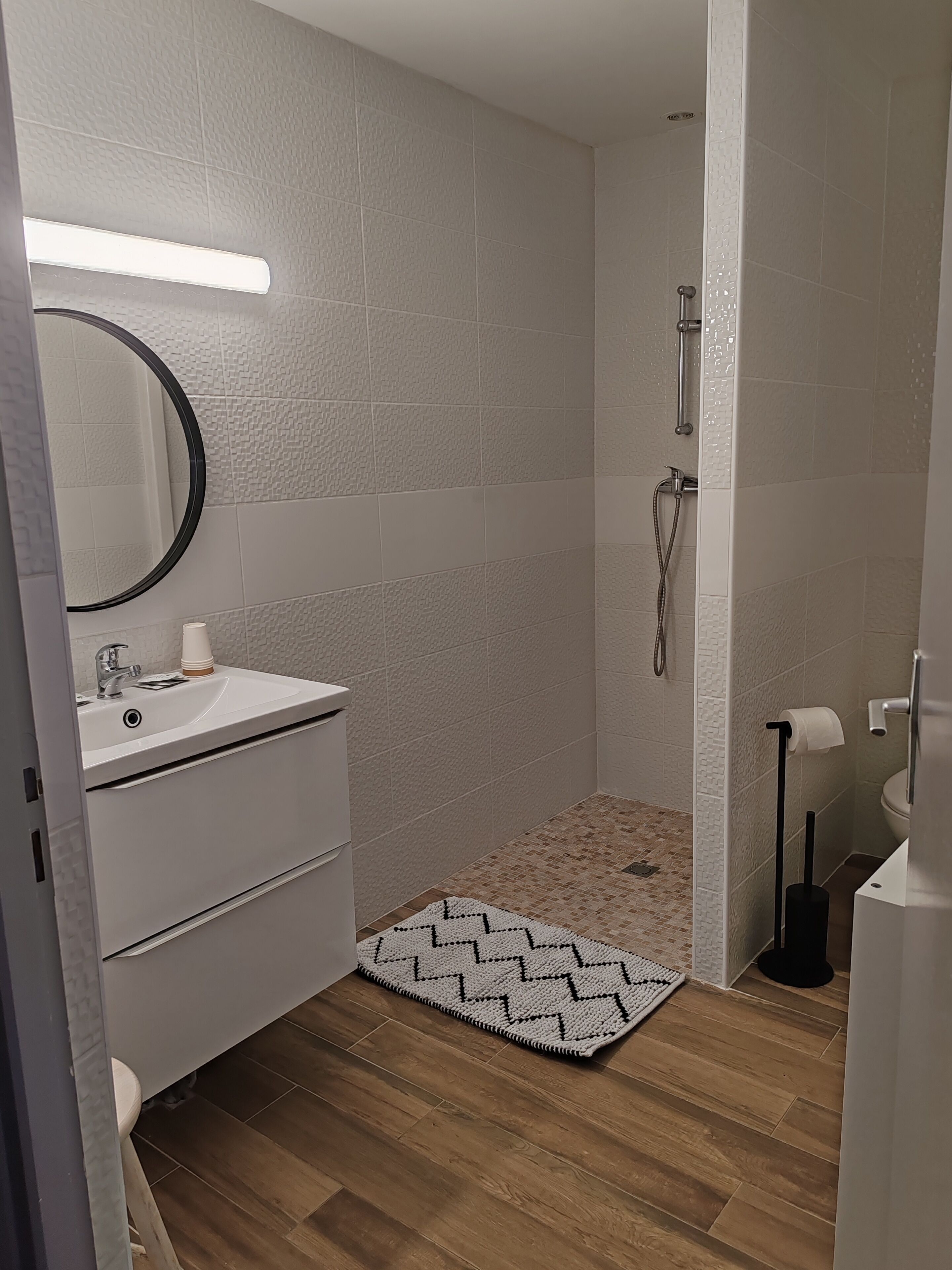 family room | bathroom | free toiletries, towels
