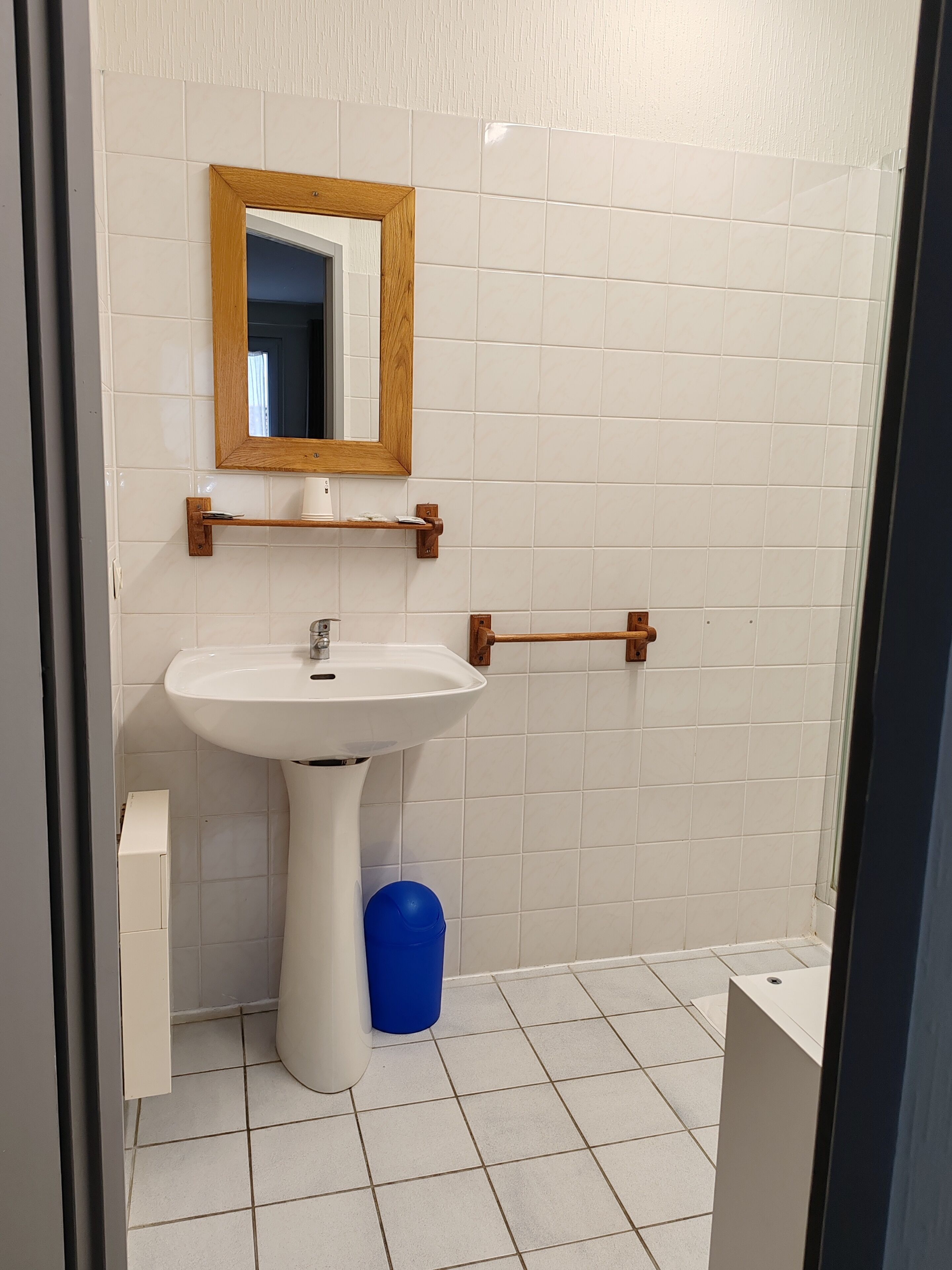 triple room | bathroom | free toiletries, towels