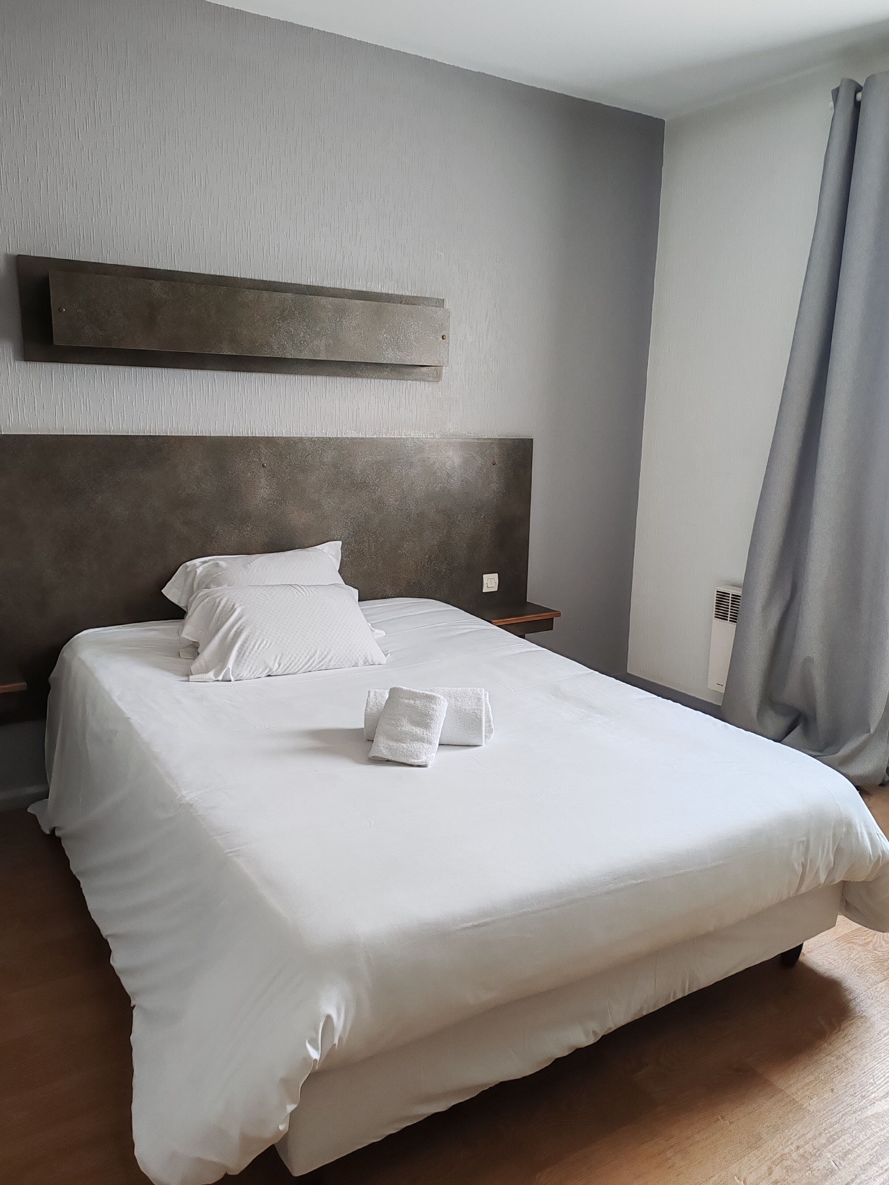 double room | desk, iron/ironing board, free cots/infant beds, rollaway beds