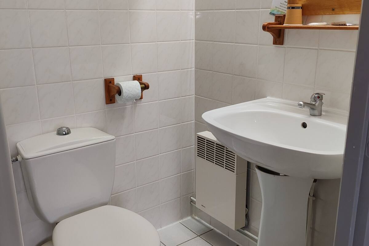 free toiletries, towels