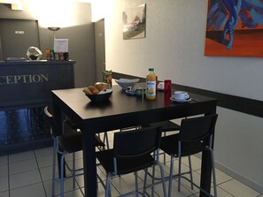 Tägliches großes Frühstück gegen Gebühr