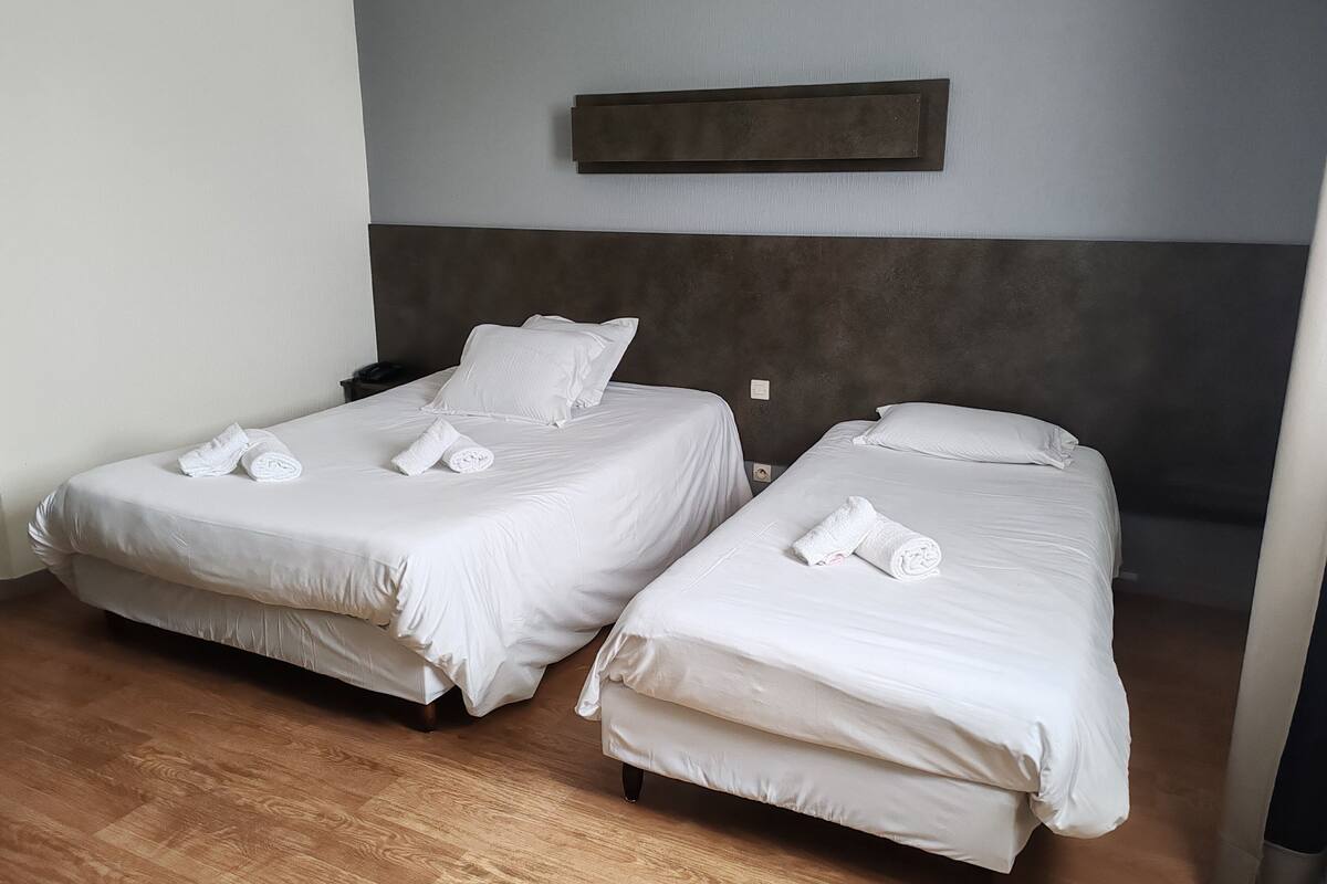 triple room | desk, iron/ironing board, free cots/infant beds, rollaway beds