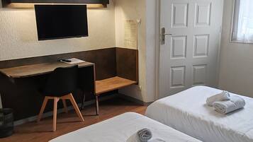 Basic Twin Room | Desk, iron/ironing board, free cribs/infant beds, rollaway beds