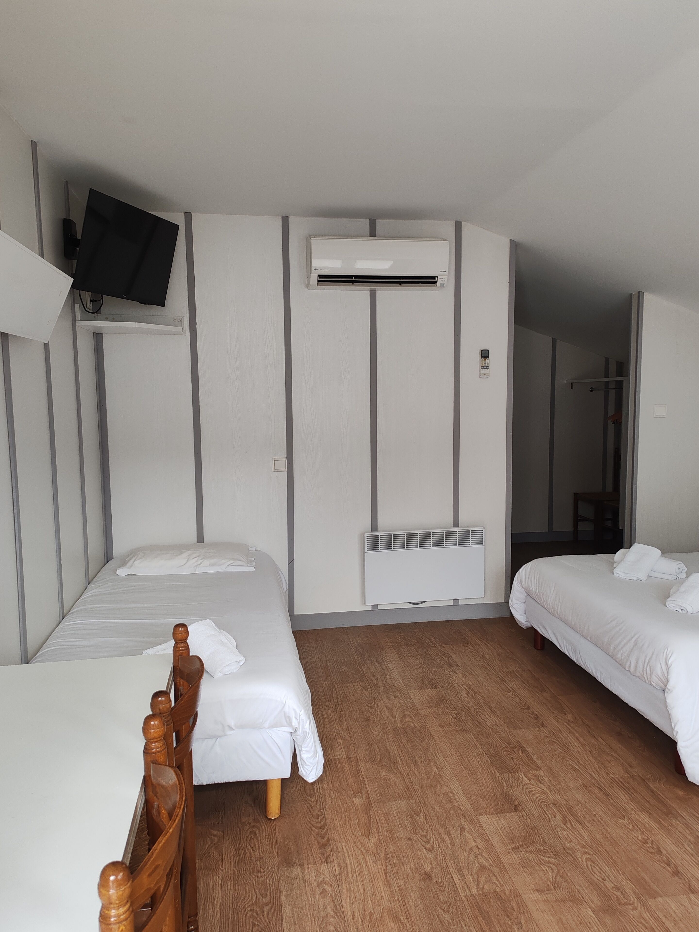 quadruple room | desk, iron/ironing board, free cots/infant beds, rollaway beds