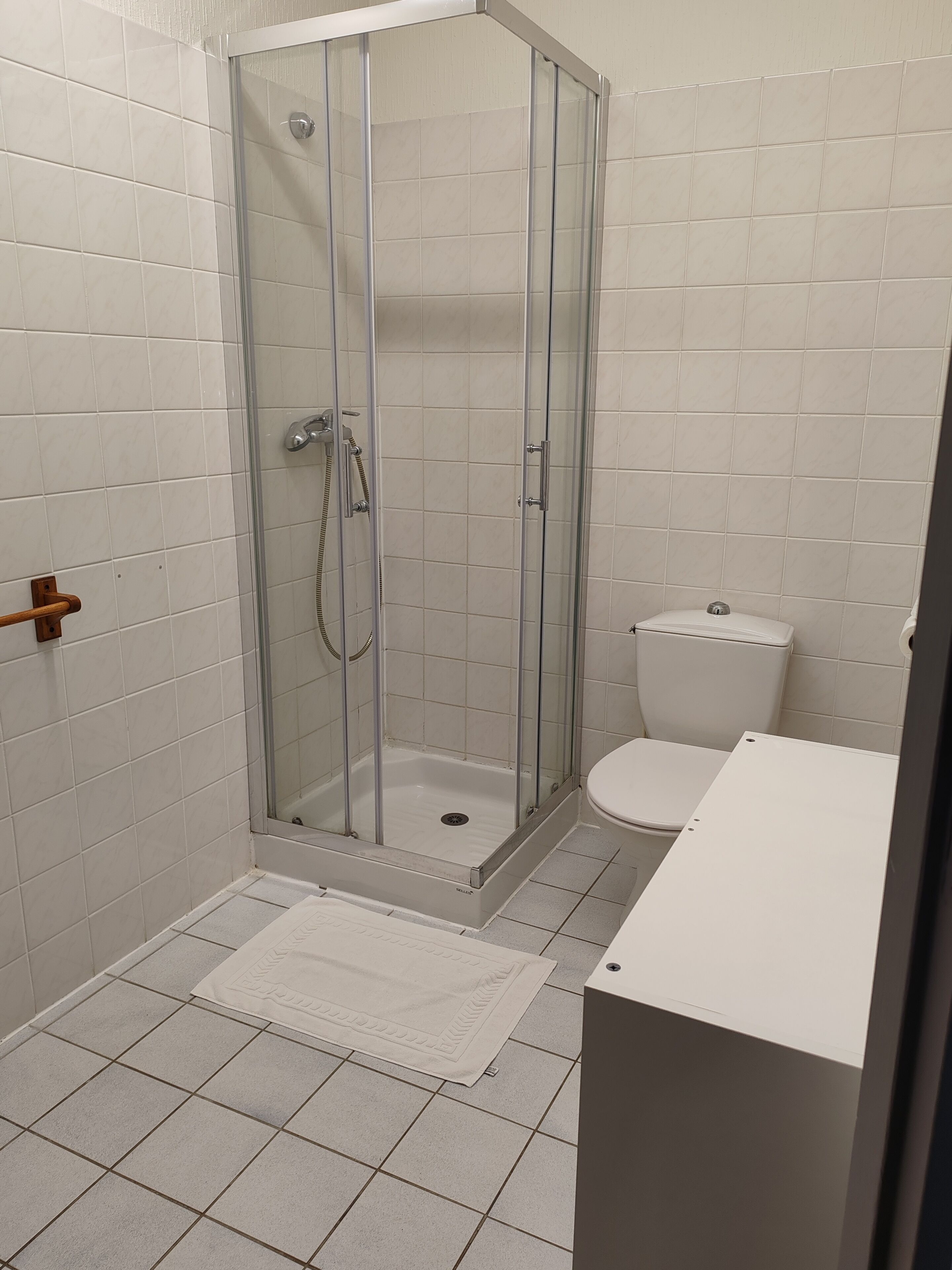 triple room | bathroom | free toiletries, towels