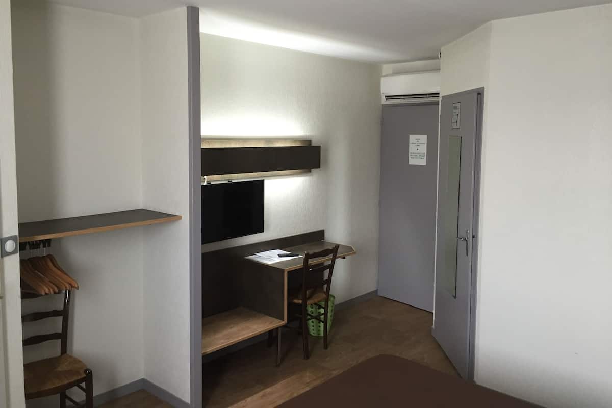 Double Room | Desk, iron/ironing board (on request), free cots/infant beds