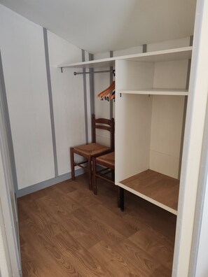 Escritorio, tabla de planchar con plancha, cunas gratuitas