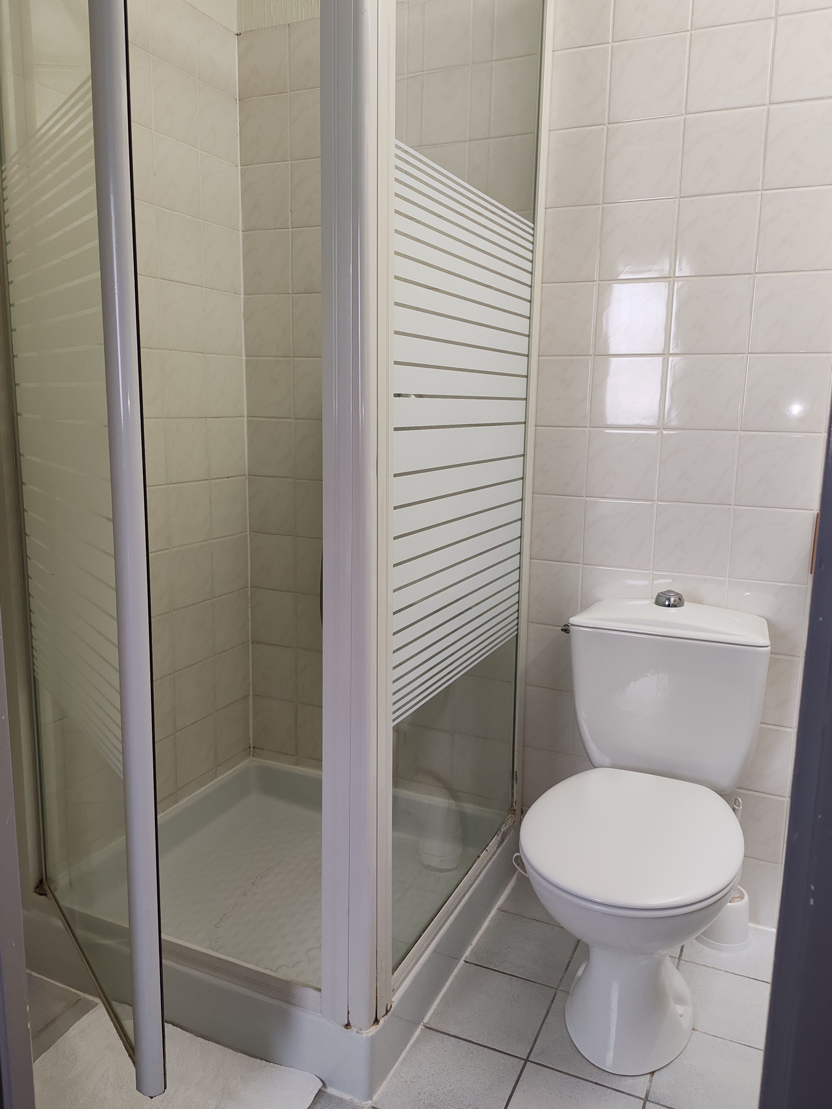 double room | bathroom | free toiletries, towels