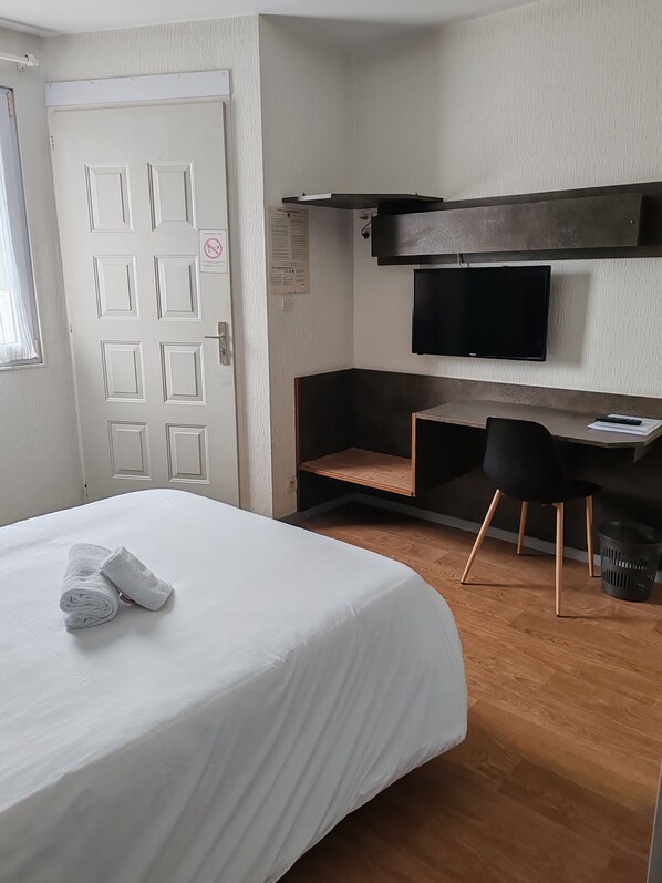 Tweepersoonskamer | Een bureau, een strijkplank/strijkijzer, gratis babybedden