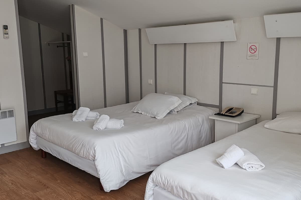 quadruple room | desk, iron/ironing board, free cots/infant beds, rollaway beds