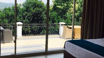 Habitación doble Deluxe | Escritorio, insonorización, wifi gratis y ropa de cama