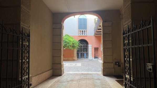 Apartment (Atelier Duomo, Via Duomo 10) | Laptop workspace, free WiFi, bed sheets - Verona Journeys (Verona)