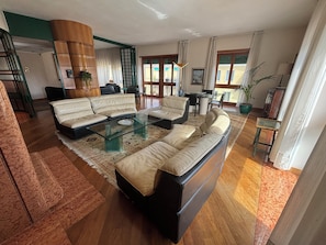 Apartemen, 2 kamar mandi (Parking Fee  - Via Nizza 6) | Area keluarga | TV