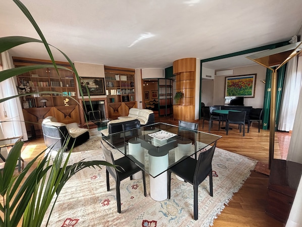 Apartment, 2 Bäder (Parking Fee - Via Nizza 6) | Wohnbereich | Fernseher
