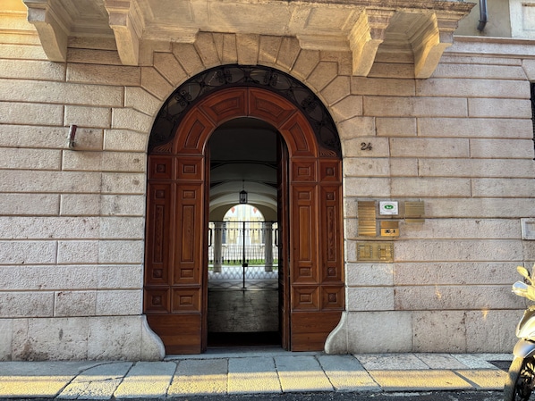 Front of property - Verona Journeys (Verona)