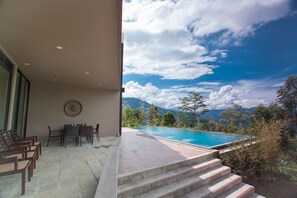 Outdoor pool, an infinity pool - Ramboda Villa (Kothmale)