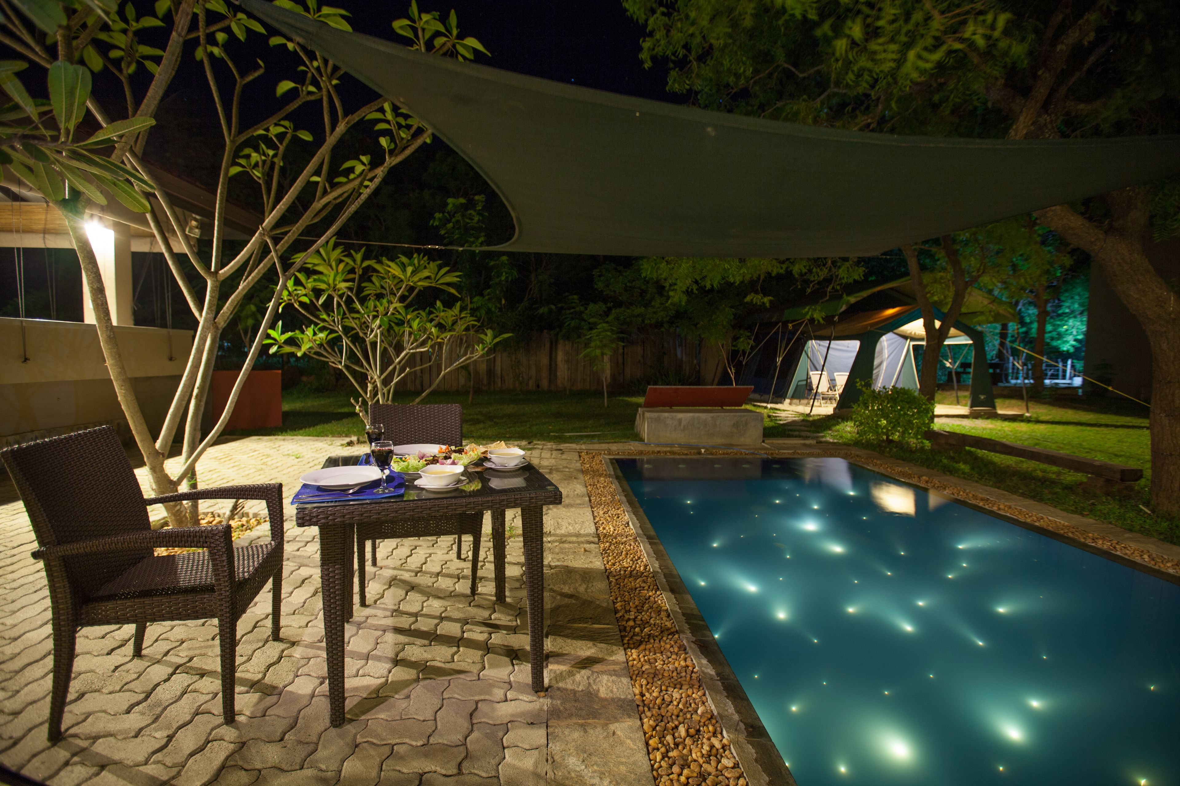 Piscine extérieure, chaises longues