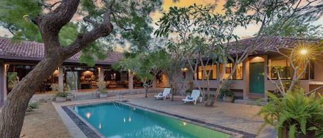 Piscina externa, espreguiçadeiras