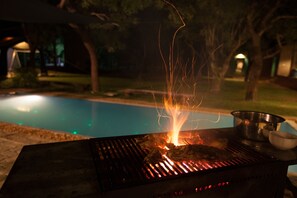 Outdoor pool, pool loungers - Yala Villa (Kirinda)