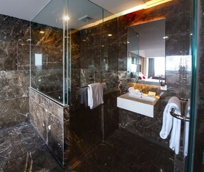 Demelia Suite | Bathroom | Shower, free toiletries, slippers - Demelia Hotel (Makassar)