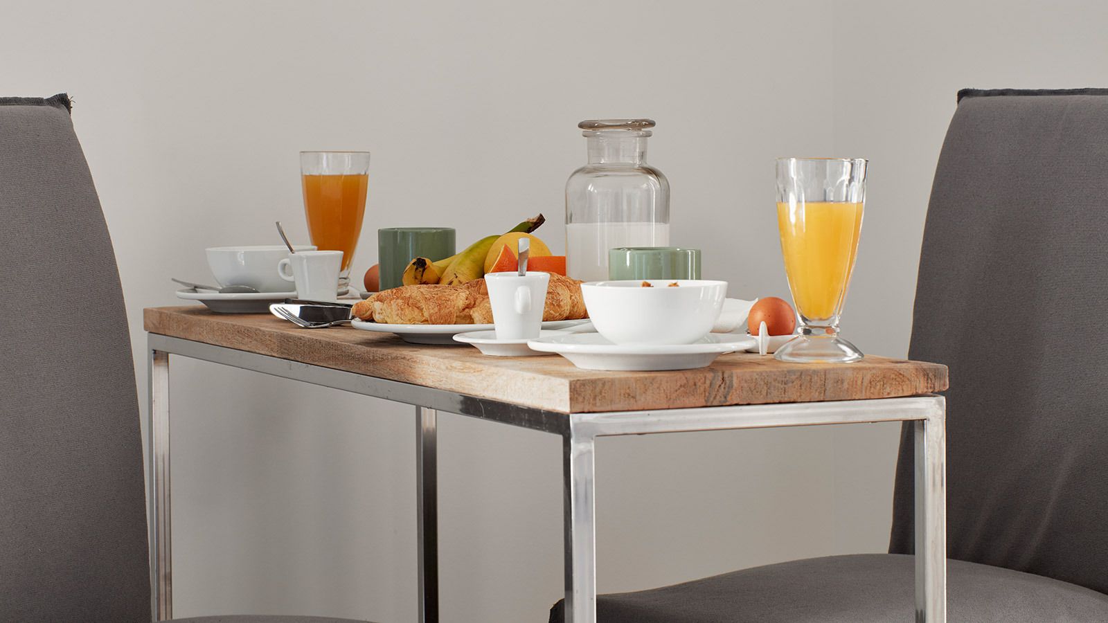 family suite (forest view) | in-room dining