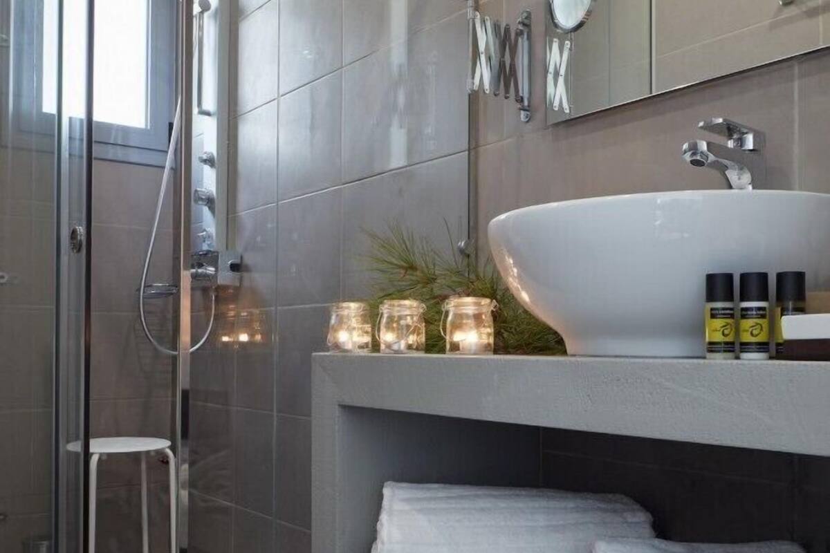 shower, free toiletries, hair dryer, bathrobes