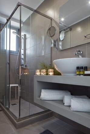 Een douche, gratis toiletartikelen, een haardroger, badjassen