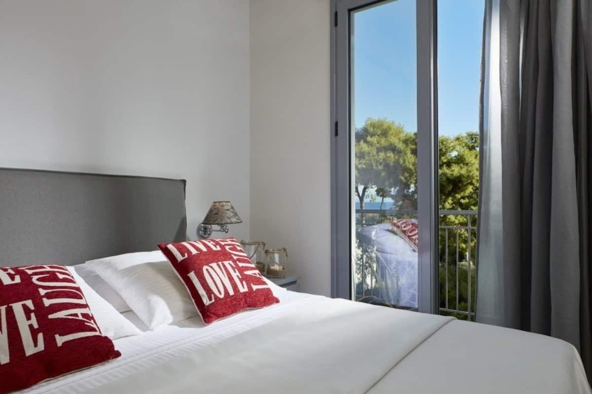 standard room (forest view) | premium bedding, minibar, in-room safe, soundproofing