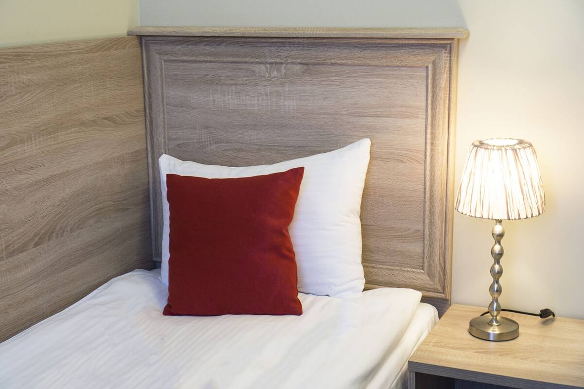 Quarto solteiro standard | Frigobar, cofres nos quartos, escrivaninha