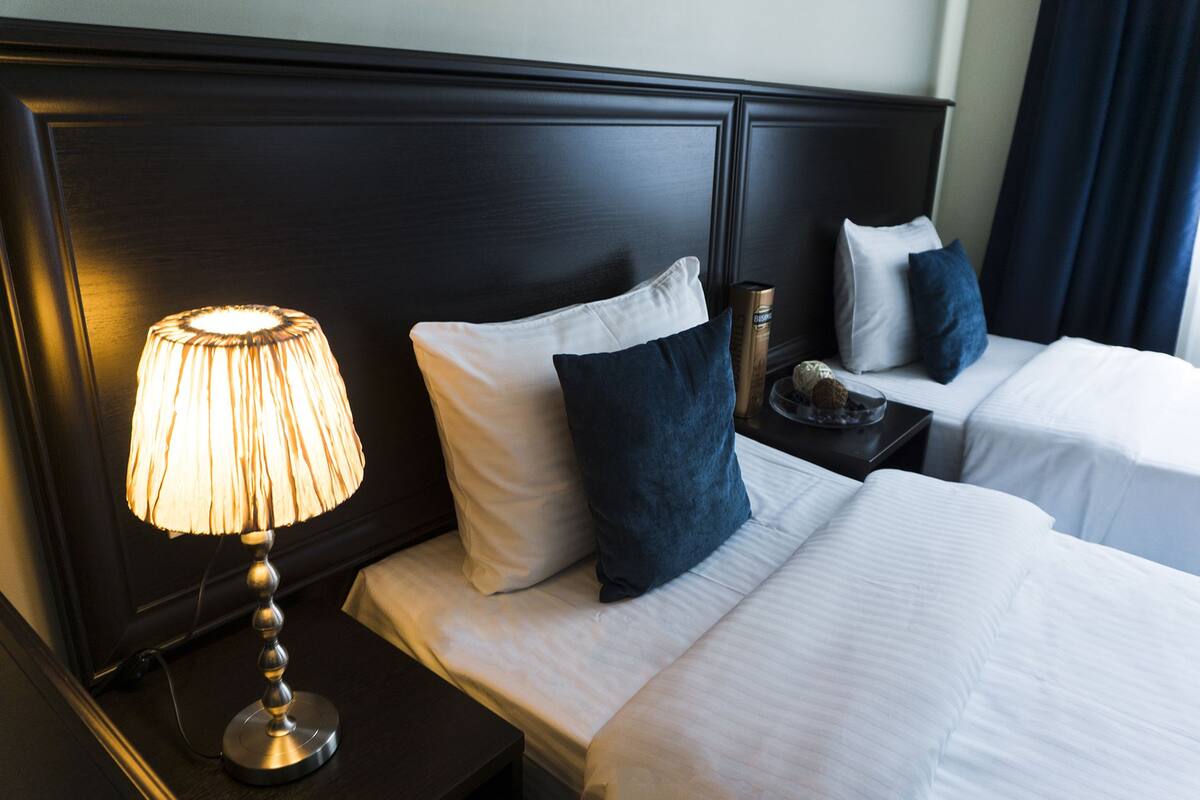 Frigobar, cofres nos quartos, escrivaninha