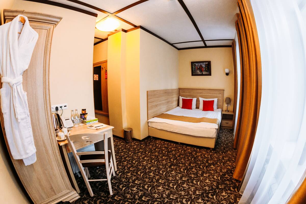 Quarto casal standard | Frigobar, cofres nos quartos, escrivaninha