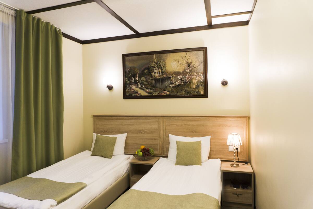 Quarto duplo standard | Frigobar, cofres nos quartos, escrivaninha