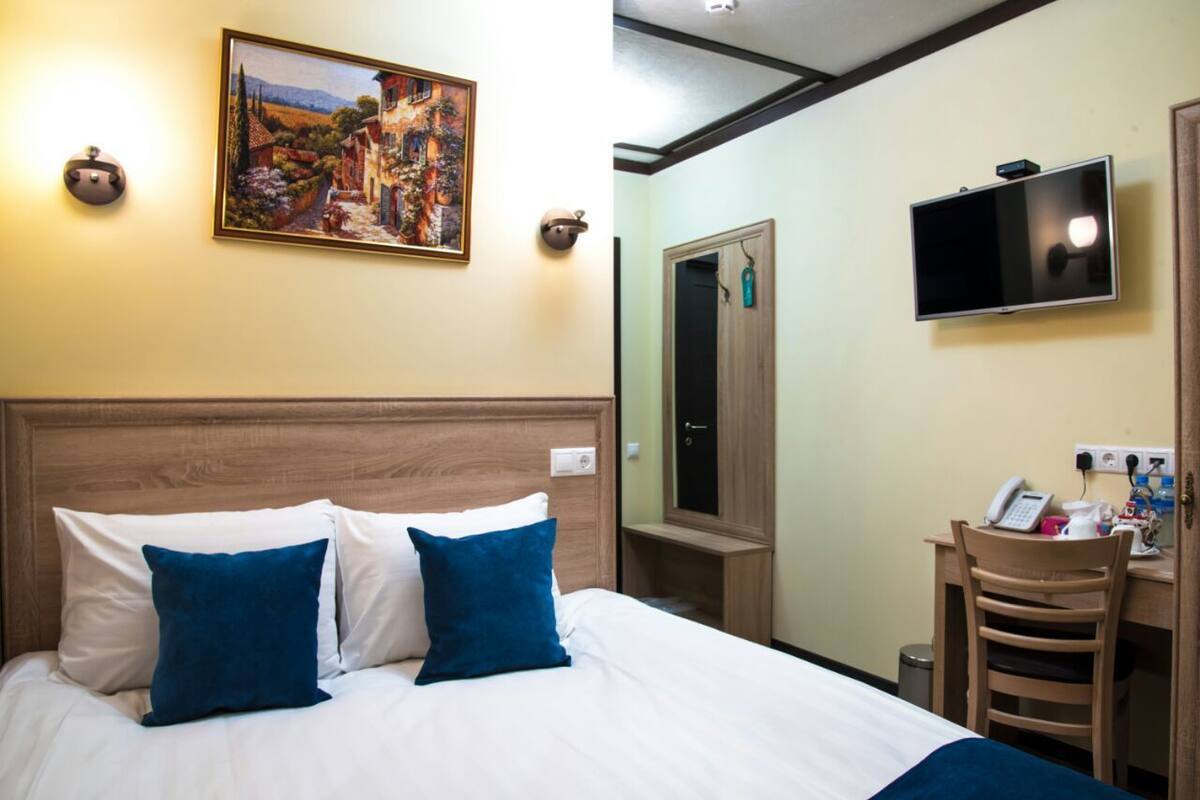 Quarto casal básico, sem janelas | Frigobar, cofres nos quartos, escrivaninha