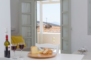 Suite superior, vista al mar | Área de sala de estar