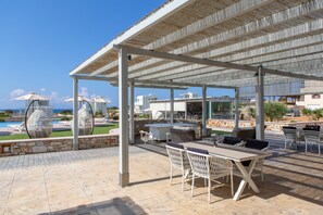 Outdoor dining - Sun and Moon Villas (Naxos)